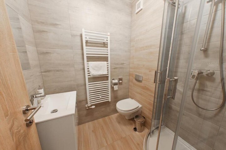 Room 21 of 27