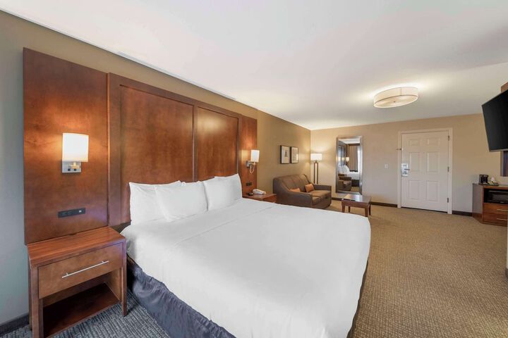 1 King Bed (4 of 34)