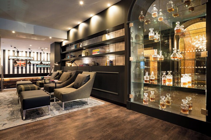Lounge 31 of 34