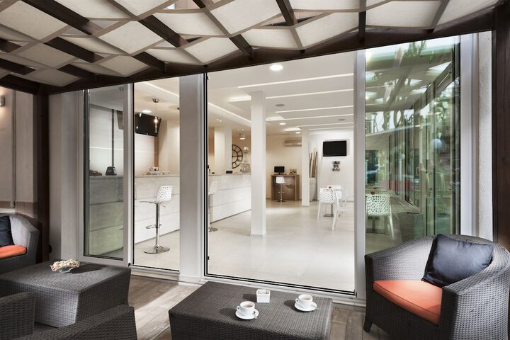 Lobby lounge