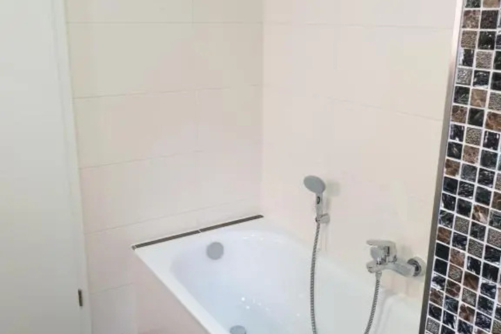 Room 6 of 14