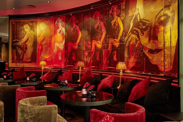 Lounge 33 of 48