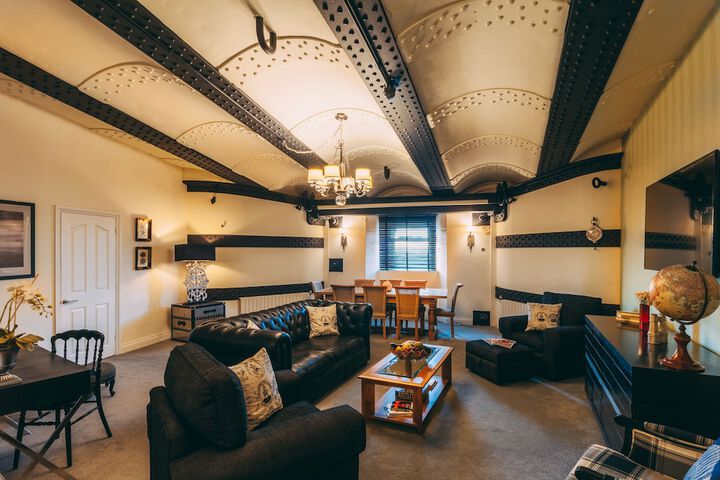 Lounge 11 of 13