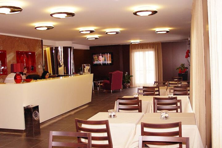 Dining 52 of 71