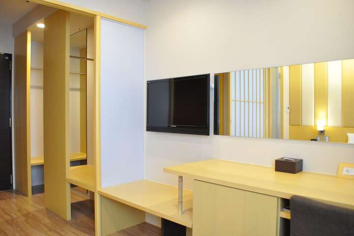 Room 11 of 37