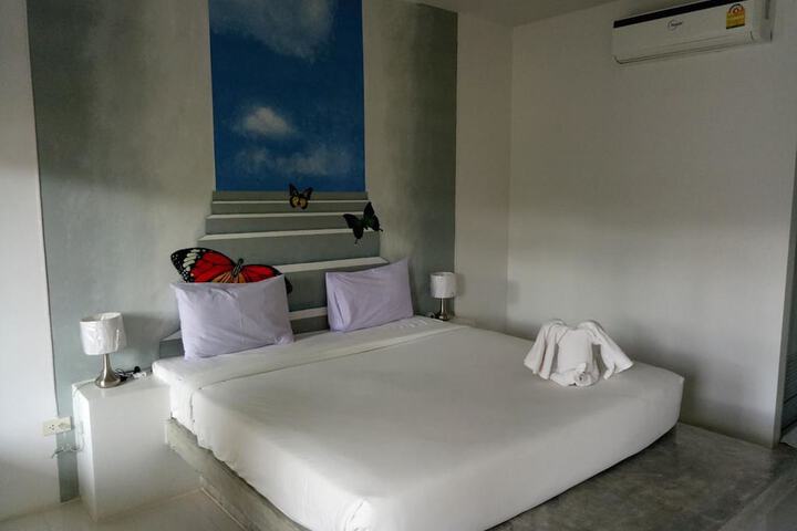 Room 5 of 28
