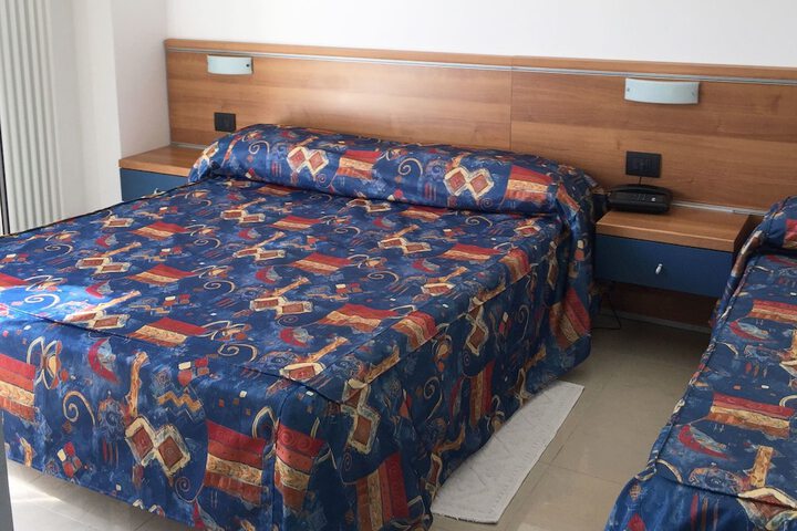 Room 5 of 16