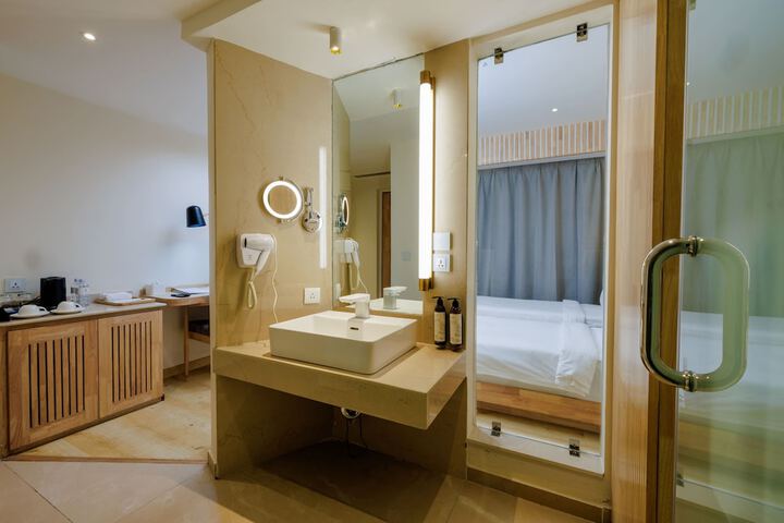 Room 20 of 153