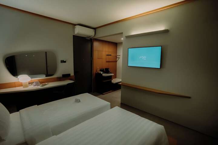 Room 8 of 48
