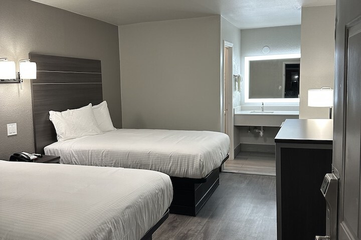 2 Double Beds (10 of 15)