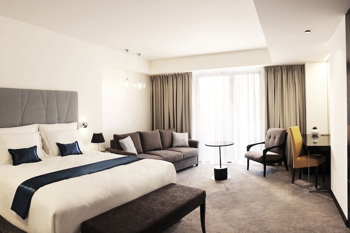 Room 8 of 50