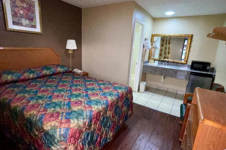 1 Queen Bed (1 of 2)