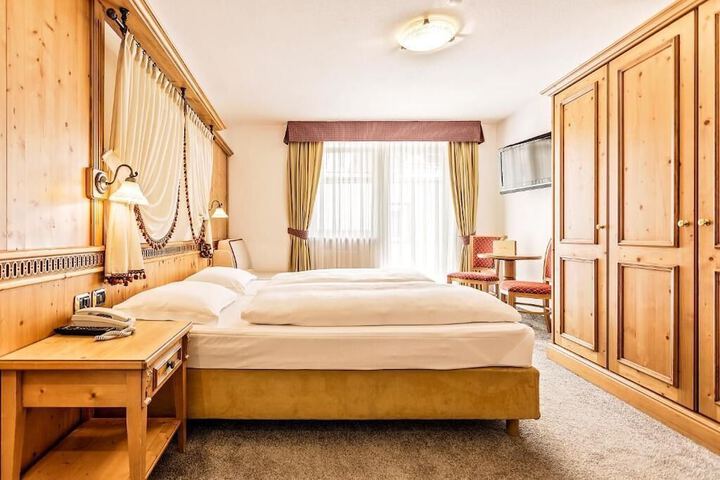 Room 3 of 33