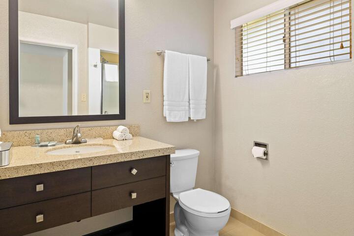 1 Queen Bed High Speed Internet Accessible Microwave, Refrigerator, Continental Breakfast (3 of 29)