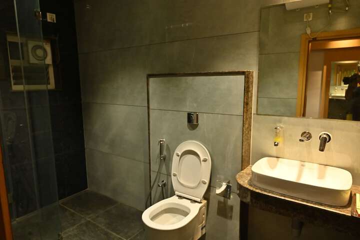 Room 9 of 11
