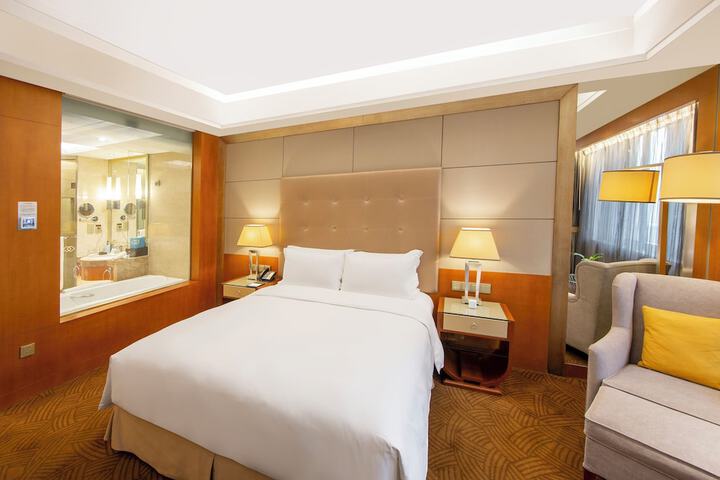 Room 27 of 83