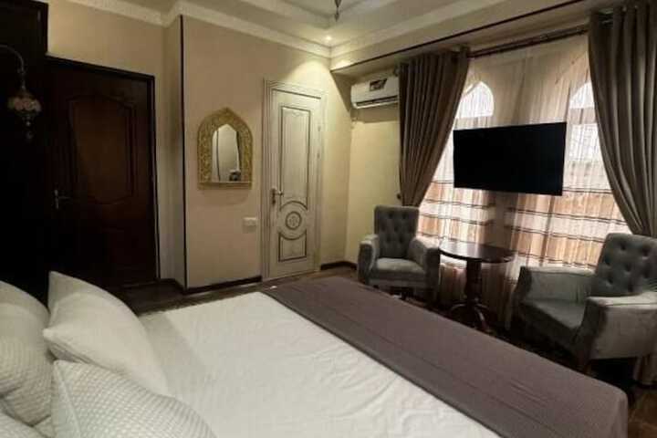 Room 10 of 43