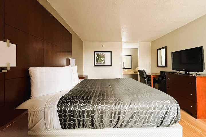 1 King Bed (5 of 29)