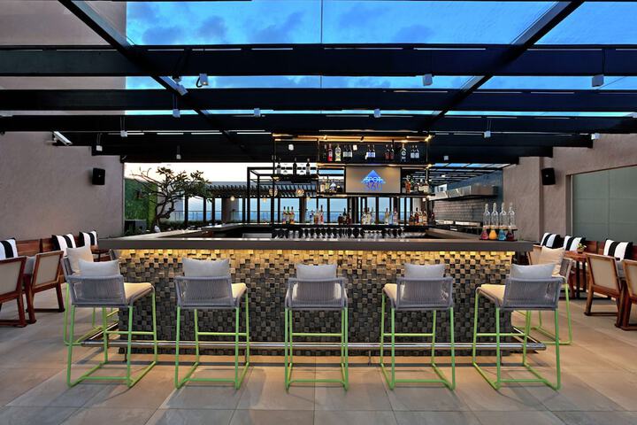 Lounge 60 of 77