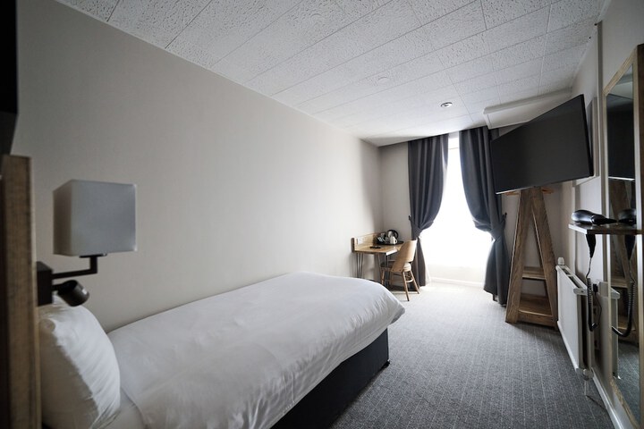 Room 12 of 32