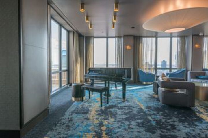 Lounge 17 of 80