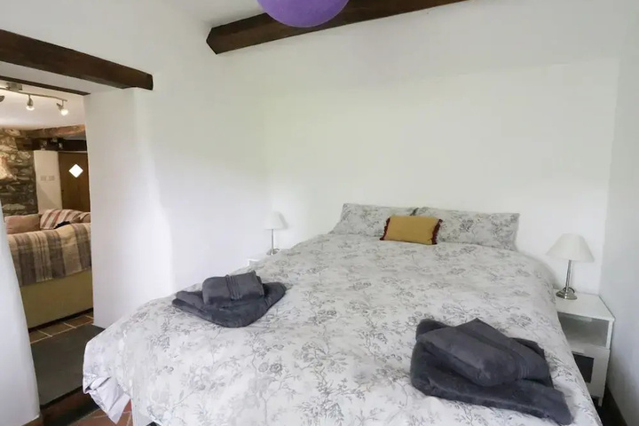 Room 2 of 10