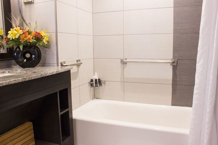 Deluxe 2 Queen Beds Bathtub Accessible (2 of 7)