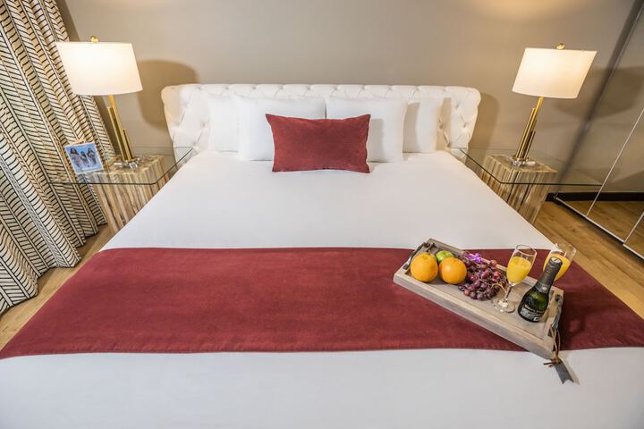 1 Bedroom Deluxe Suite King Bed Sofa (2 of 17)