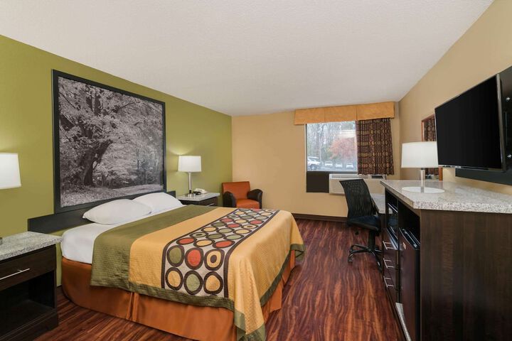 1 Queen Bed (7 of 8)