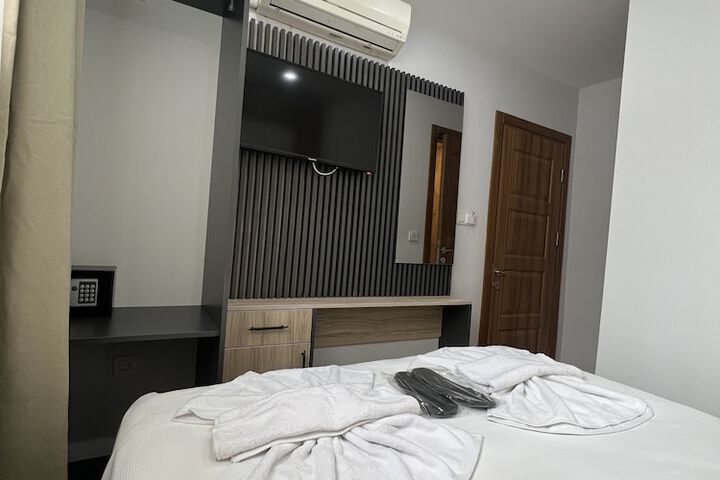 Room 3 of 28