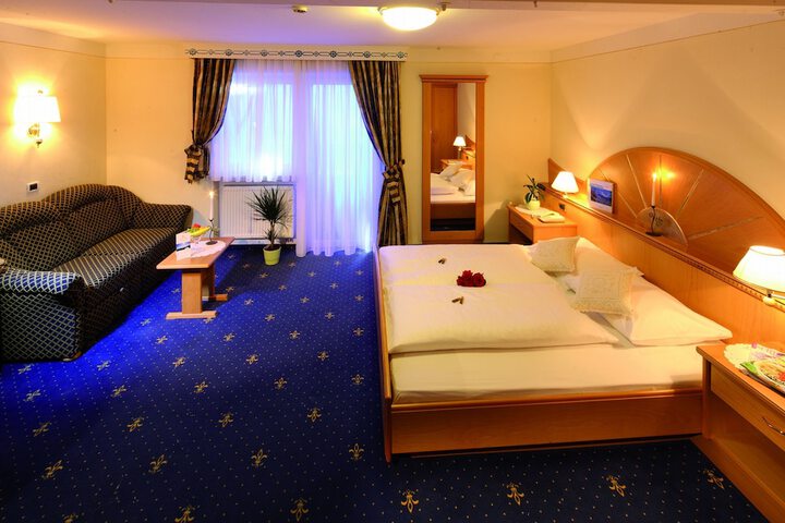Room 5 of 102
