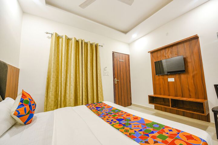 Room 13 of 24