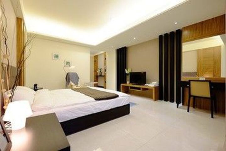 Room 11 of 33