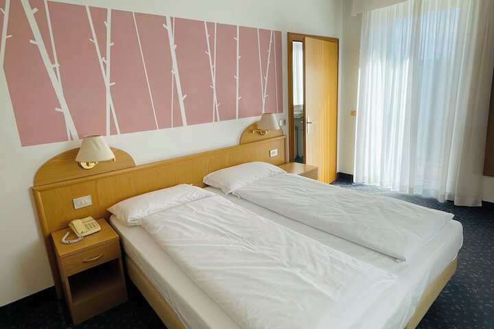 Room 8 of 115