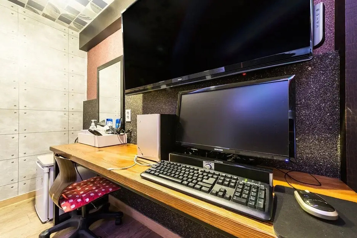 Room 14 of 42