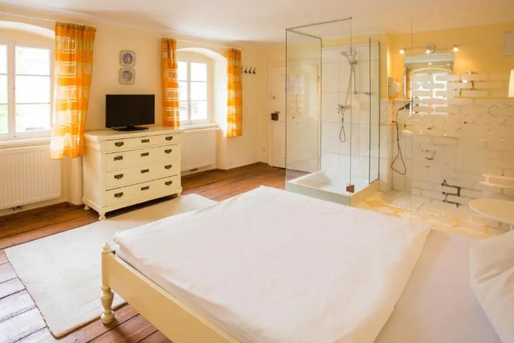 Room 2 of 9