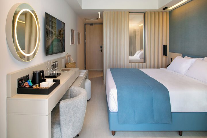 Room 6 of 33