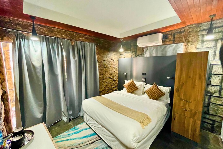 Room 4 of 93