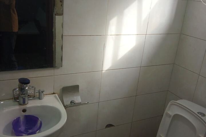 Room 6 of 10