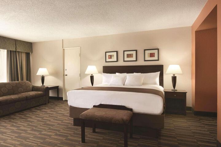1 King Bed (2 of 9)
