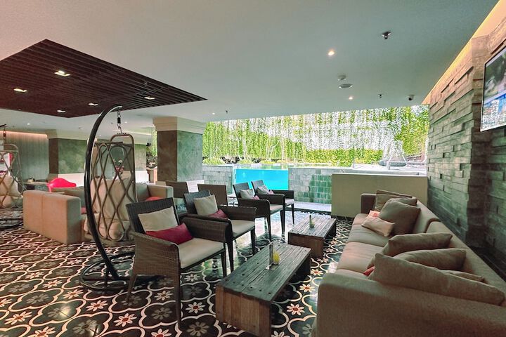 Lounge 39 of 50