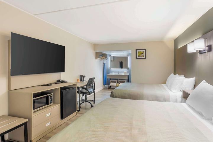 2 Queen Beds (3 of 4)