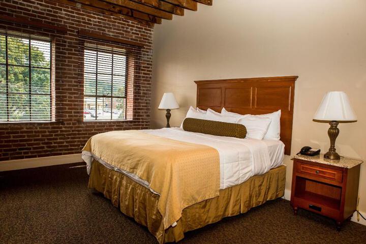 1 King Bed (3 of 15)