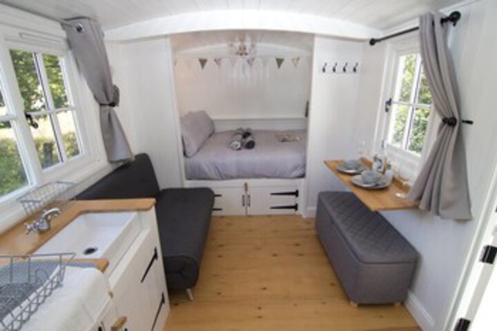 Room 4 of 9