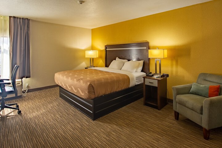1 Queen Bed (4 of 14)