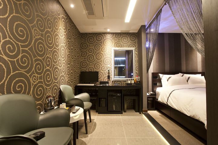 Room 3 of 24