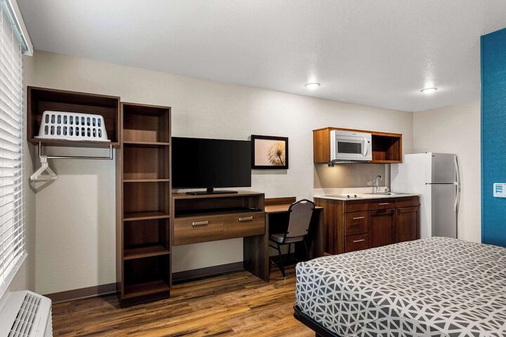 1 Queen Bed Suite (14 of 17)