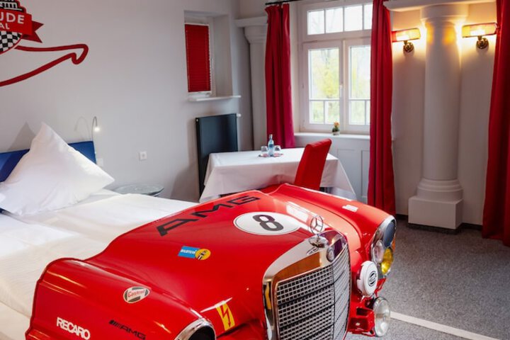 Room 4 of 18