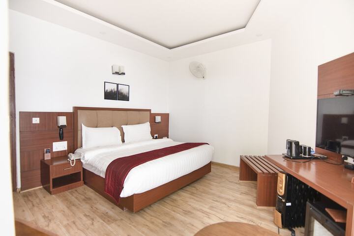 Room 8 of 33