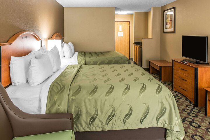 1 Queen Bed (13 of 14)